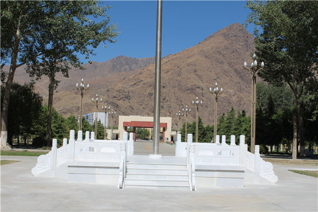 山南軍分區(qū)漢白玉旗臺